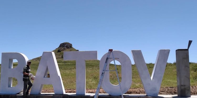 El Cerro Batovi ya tiene sus letras monumentales.