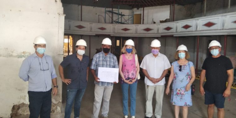Comisión de apoyo al Teatro Escayola se entrevista con técnicos a cargo de la reconstrucción del edificio 