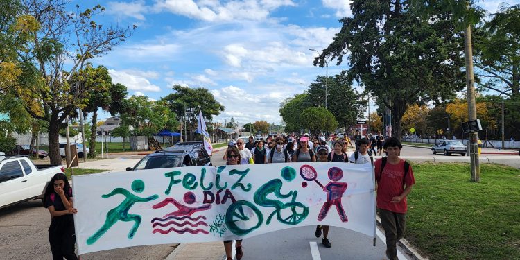 Más de 300 personas participaron de la caminata en el día de le Educación Física