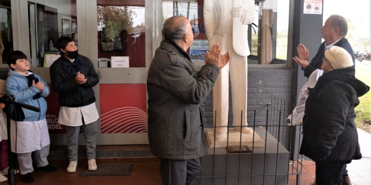Fue descubierto un monumento a Gardel en la terminal de ómnibus que lleva su nombre