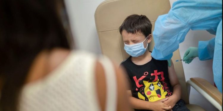 Juez Recarey ordenó suspensión de vacunación contra covid a niños de entre 5 y 13 años