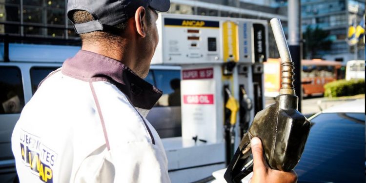El gobierno se prepara para bajar el precio del combustible