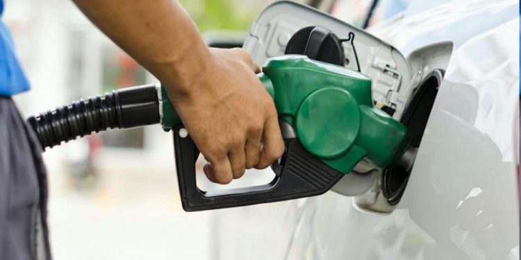 La nafta baja $ 3 desde hoy jueves; el gasoil y el supergás se mantienen