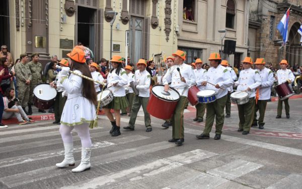 Más de 50 instituciones participaron en el desfile del 25 de agosto