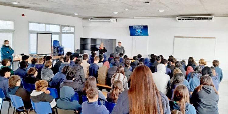 Charlas informativas sobre manejo seguro de redes sociales