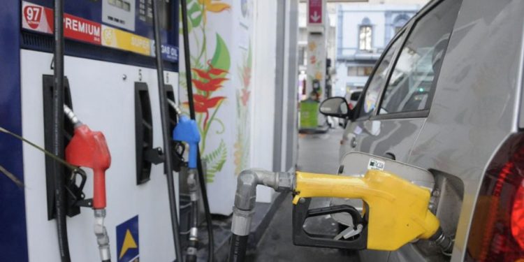 «Todo apunta a que va a descender el precio de la nafta», dijo el ministro interino de Industria
