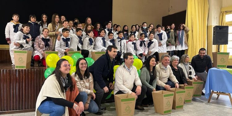 Niños de la Escuela Nº 2 presentaron su programa “Eco Radio” ante autoridades nacionales y departamentales