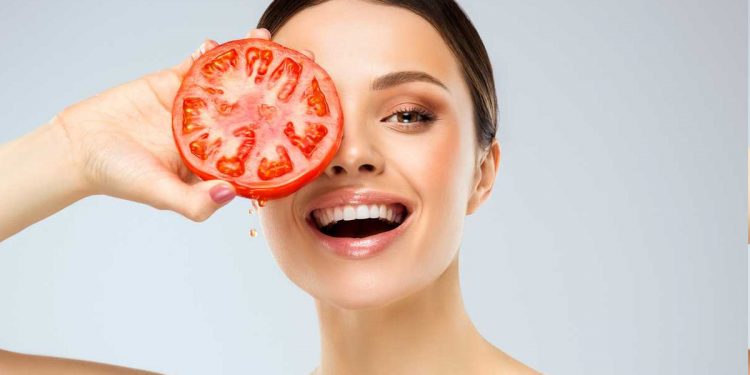 Una mascarilla de tomate para eliminar manchas, arrugas y acné