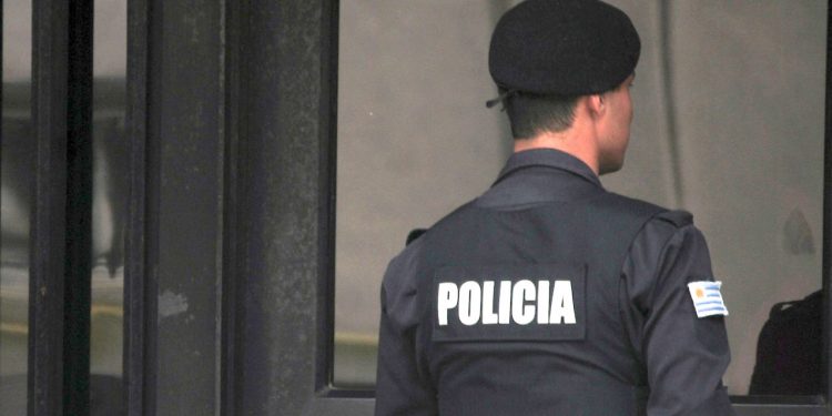 Por cada policía que muere en ejercicio de su función, cinco se quitan la vida