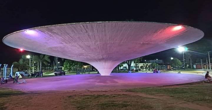 Iluminó “El Hongo” con motivo del Día Mundial Contra el Cáncer de Mama