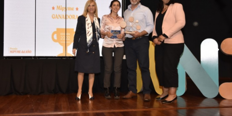 Heladería de Paso de los Toros ganó uno de los premios a la Mipyme del Año 2022
