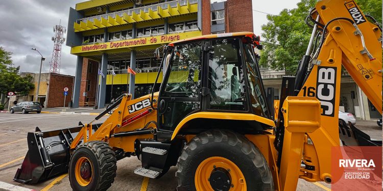 Minas de Corrales recibirá nueva maquinaria vial JCB-3cx