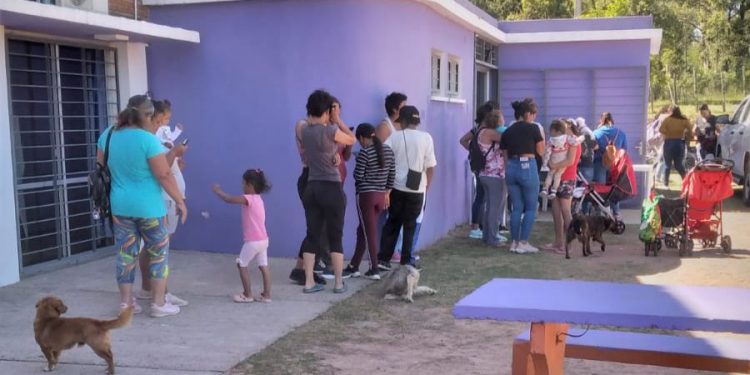 Intendencia entregó canastas de alimentos a familias carenciadas de Los Molles y Curbelo