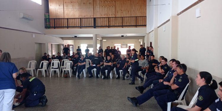 Personal policial se capacita en reanimación cardiopulmonar