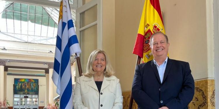 La cónsul general de España anunció nuevas facilidades para adquirir la nacionalidad española