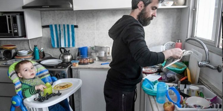 Solo el 2% de los padres usa el medio horario para el cuidado del recién nacido