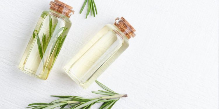 Agua de romero para el cabello: beneficios y cómo usarla