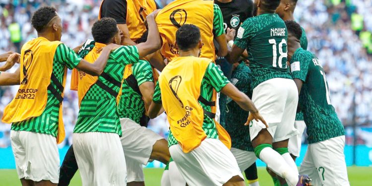Arabia Saudita festeja un partido histórico al ganarle a Argentina