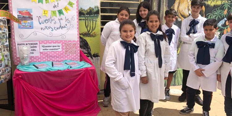 Los niños que cuentan cuentos son de la Escuela Nº 111