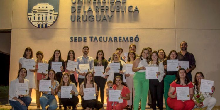 Profesionales universitarios recibieron sus títulos en una cálida y emotiva ceremonia