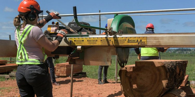 Presentación de aserradero móvil y plan forestal en Tacuarembó