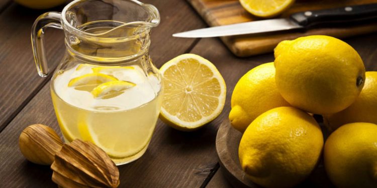 ¿Qué beneficios tiene el agua de limón sin azúcar?