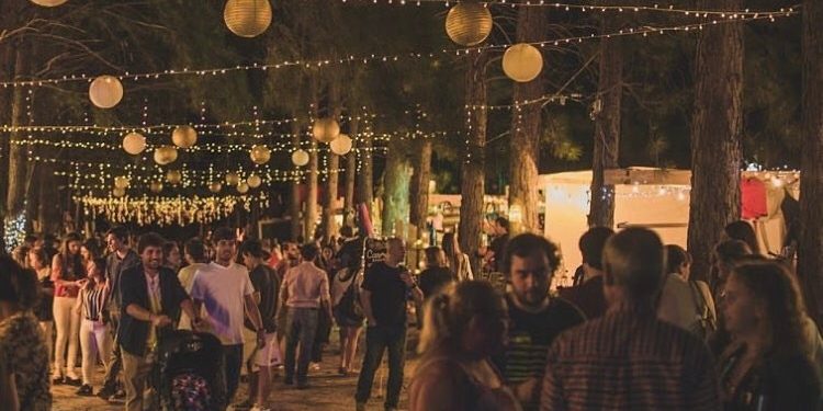 Vestimenta, artesanías, gastronomía, emprendimientos varios, cultura, arte, música, espacio infantil, todo en un solo lugar y para toda la familia
