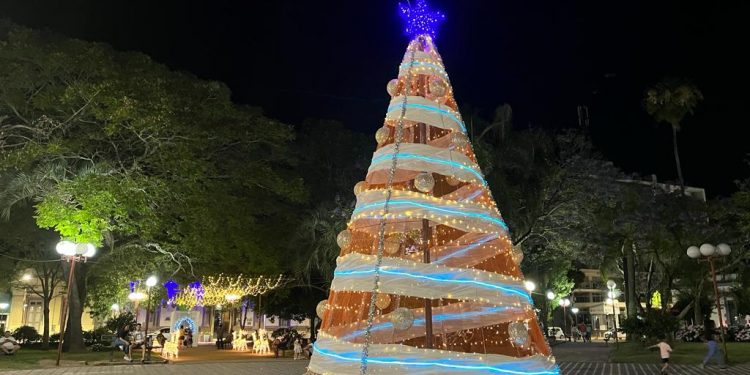 Decoración navideña para la plaza 19 de Abril