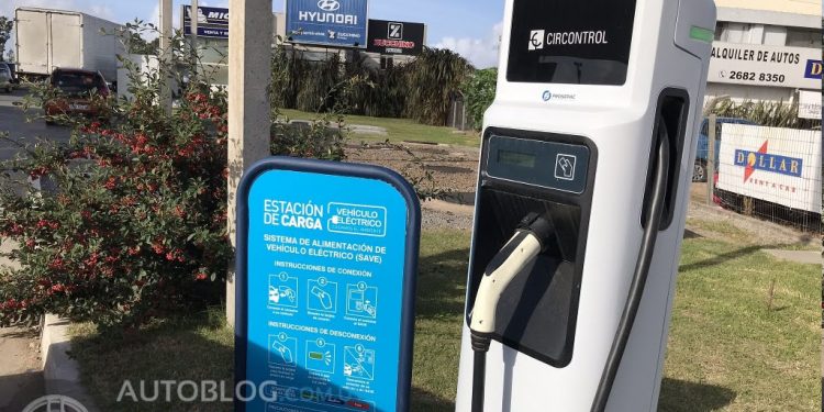 Habrá puntos de recarga para vehículos eléctricos en sucursales del Banco de Seguros del Estado