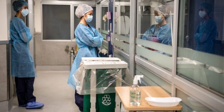 Aumento de casos covid: pacientes que llegan a CTI son ancianos o inmunodeprimidos