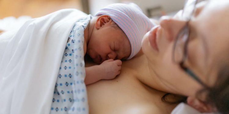 La primera necesidad de un recién nacido no es comer, es el contacto con la piel de su madre