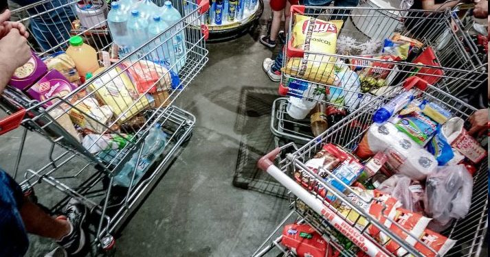 Precios tuvieron leve baja en noviembre y la inflación anualizada fue de 8,46%