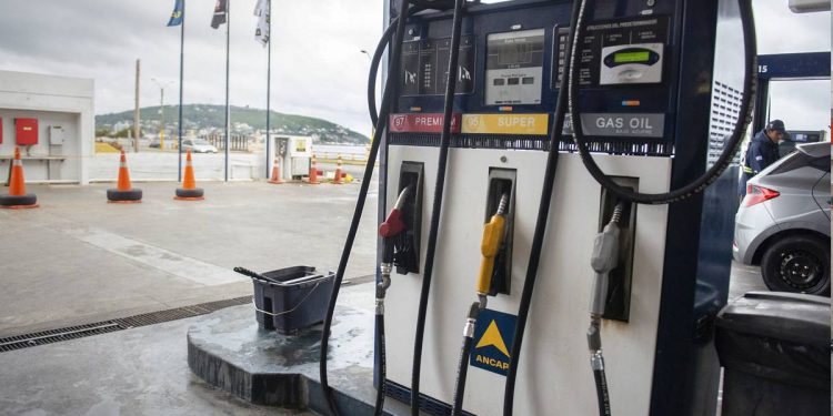 Precio de los combustibles se mantiene sin cambios en diciembre, confirmó el MIEM