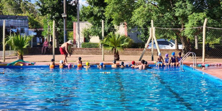 1500 alumnos y 40 profesores viven a pleno la temporada de piscinas en Tacuarembó