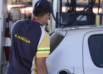 Evalúan si las finanzas de Ancap «soportan no hacer una suba» de combustibles