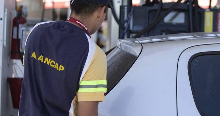 Evalúan si las finanzas de Ancap «soportan no hacer una suba» de combustibles