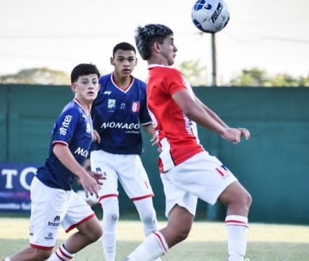 Los juveniles también perdieron en el debut