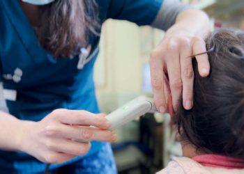 La meningitis es la causa más  frecuente de la sordera en niños sanos