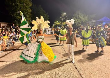 El público acompañó al renovado desfile inaugural del Carnaval de Tacuarembó