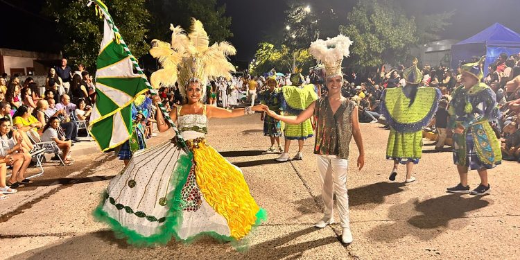 El público acompañó al renovado desfile inaugural del Carnaval de Tacuarembó