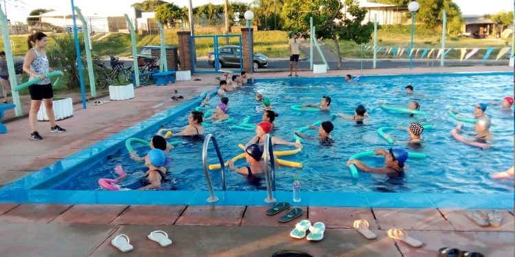 Gran respuesta de los adultos mayores a la fisioterapia grupal en piscinas