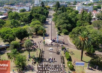 Con recambios de pabellones patrios celebraron el 80º aniversario de la Plaza Internacional