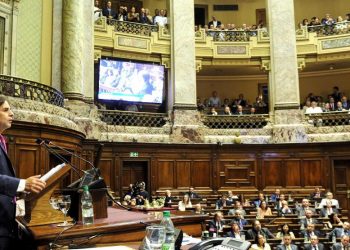 Las claves de la rebaja del IRPF y del IASS que anunció Lacalle Pou