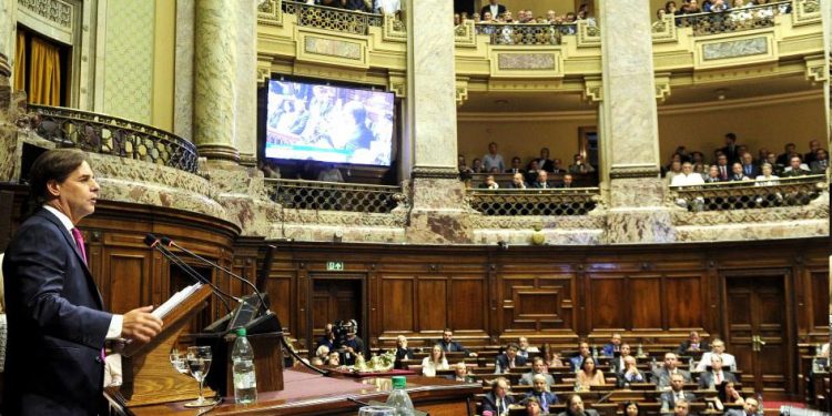 Las claves de la rebaja del IRPF y del IASS que anunció Lacalle Pou