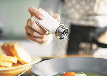 Estrategias para comer con menos sal sin perder tanto el sabor
