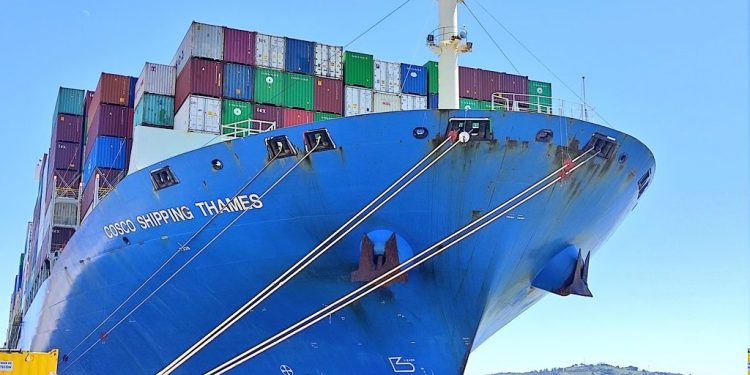 Exportaciones de bienes cayeron 23% en abril; soja y carne restaron fuerte