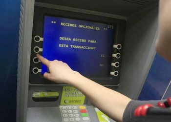 Lo que por costumbre hacemos en el cajero automático y que aprovechan los estafadores