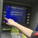 Lo que por costumbre hacemos en el cajero automático y que aprovechan los estafadores